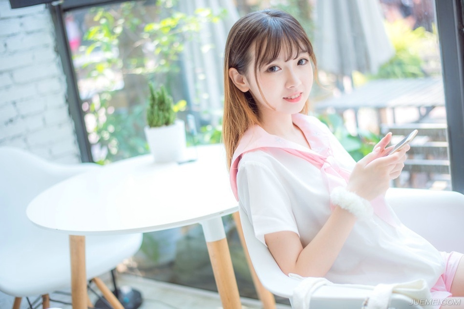 “那庞统真的如此厉害？”马谡疑惑的看向诸葛亮，庞统的名字他自然也听过，随着庞统出仕吕布，一些黑历史也渐渐被挖出来，那对于荆襄世家来说，并不是一件好事，当初庞统初出茅庐，欲见刘表，却因为长得太丑，连刘表的面都没有见到，恰逢吕玲绮在荆州横行，被蔡瑁所困，正是因为庞统相助，才得以脱困，然后不知怎么的，就跑去了西域，创下了不小的功业，而后在冀州时正式效忠吕布，助吕布推广均田，也是从那时候开始，荆州庞家，因为庞统的原因开始遭到排斥，声势大不如前，这两年更是销声匿迹。